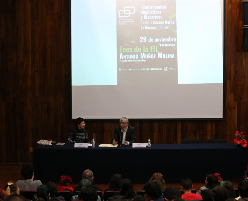 El escritor Antonio Muñoz Molina charló con jóvenes del CUCSH La Normal