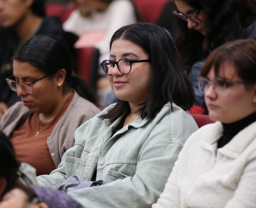 El escritor Antonio Muñoz Molina charló con jóvenes del CUCSH La Normal