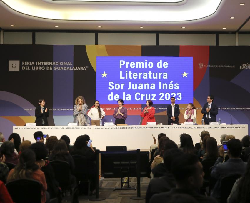 La escritora colombiana María Ospina Pizano recibió el Premio Sor Juana Inés de la Cruz