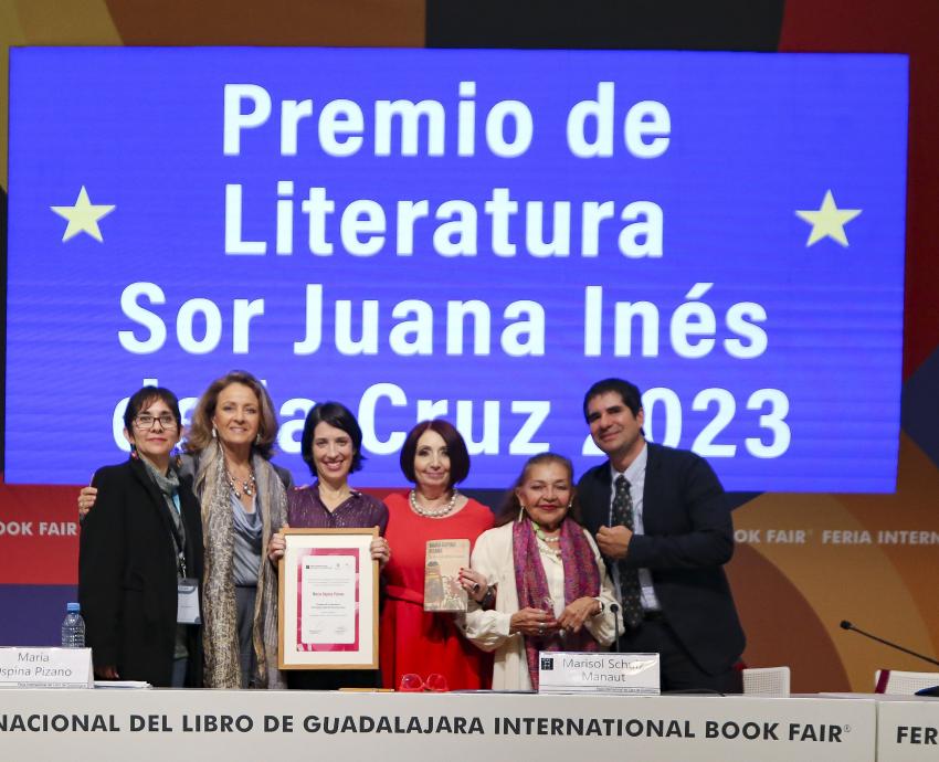 La escritora colombiana María Ospina Pizano recibió el Premio Sor Juana Inés de la Cruz