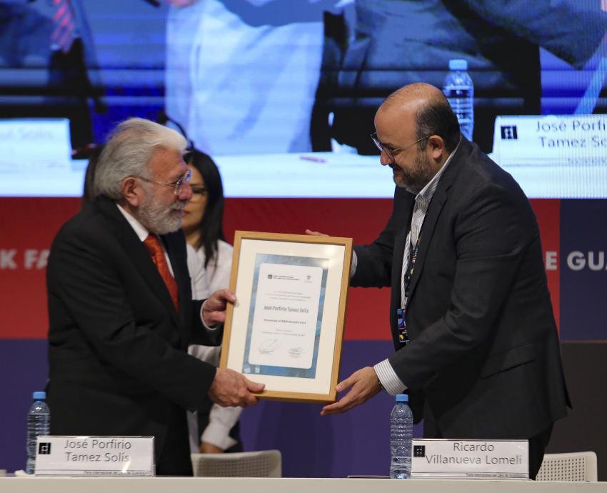 Recibe José Porfirio Tamez Solís Homenaje al Bibliotecario FIL 2023