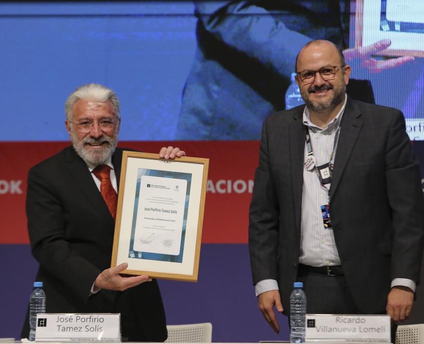 Recibe José Porfirio Tamez Solís Homenaje al Bibliotecario FIL 2023