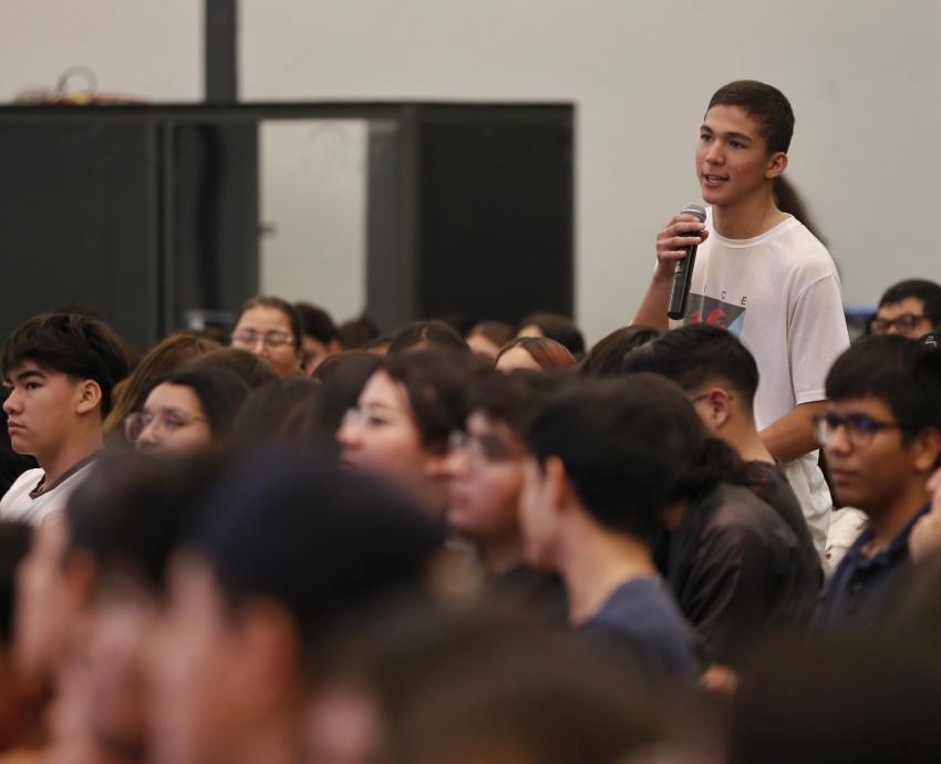 Los jóvenes conversan y ríen con Jordi Serra i Fabra en la FIL