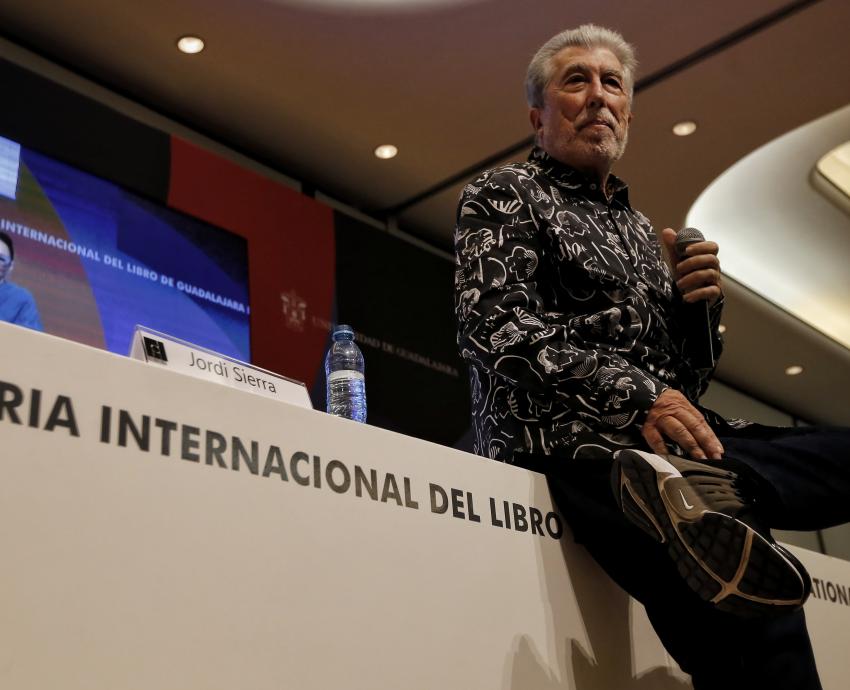 Los jóvenes conversan y ríen con Jordi Serra i Fabra en la FIL