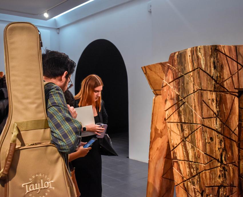 Esculturas en madera de docentes y estudiantes son expuestos en la Galería Jorge Martínez