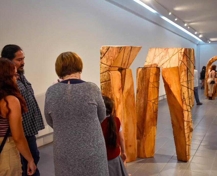 Esculturas en madera de docentes y estudiantes son expuestos en la Galería Jorge Martínez