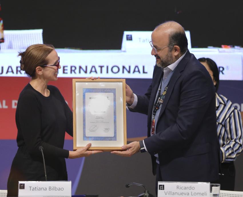 Entregan Premio Arpa FIL 2023 a la arquitecta Tatiana Bilbao