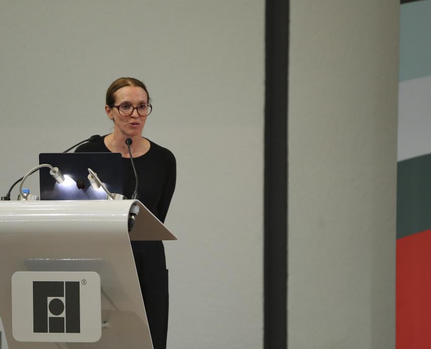 Entregan Premio Arpa FIL 2023 a la arquitecta Tatiana Bilbao