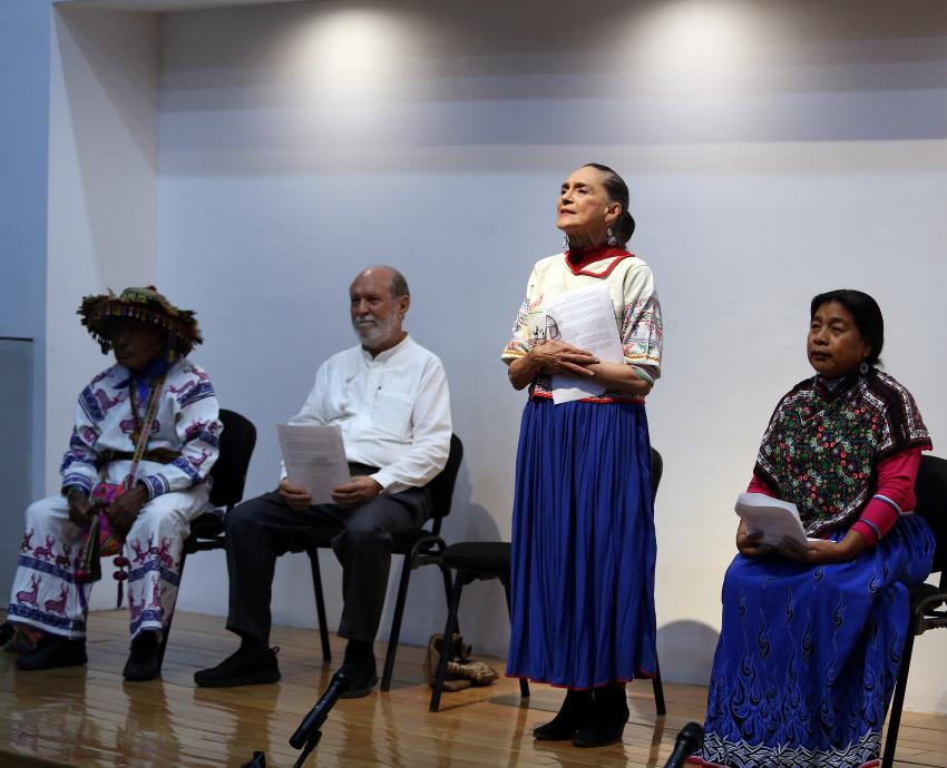 Actores wixaritari representan el cuento de la Diosa madre lluvia en la FIL