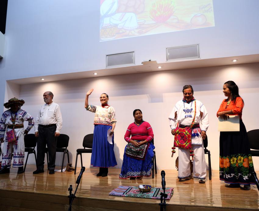 Actores wixaritari representan el cuento de la Diosa madre lluvia en la FIL