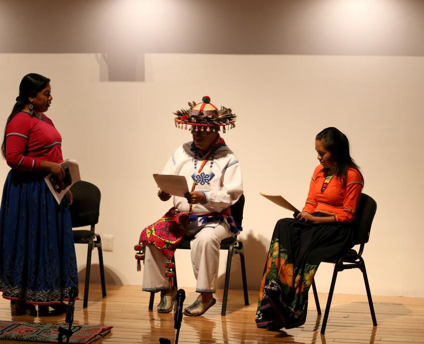 Actores wixaritari representan el cuento de la Diosa madre lluvia en la FIL