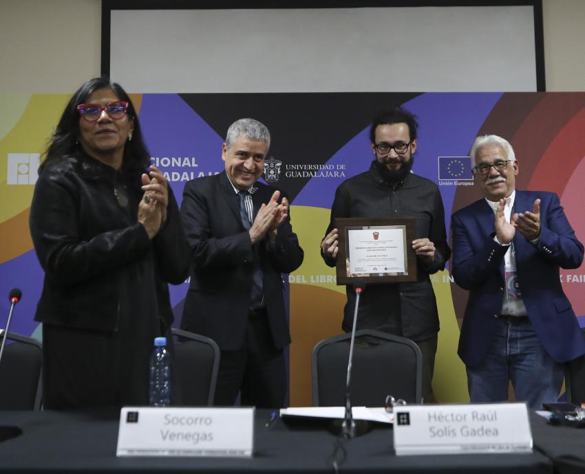 El jalisciense Alejandro von Düben recibió el Premio de Literatura Ciudad y Naturaleza José Emilio Pacheco