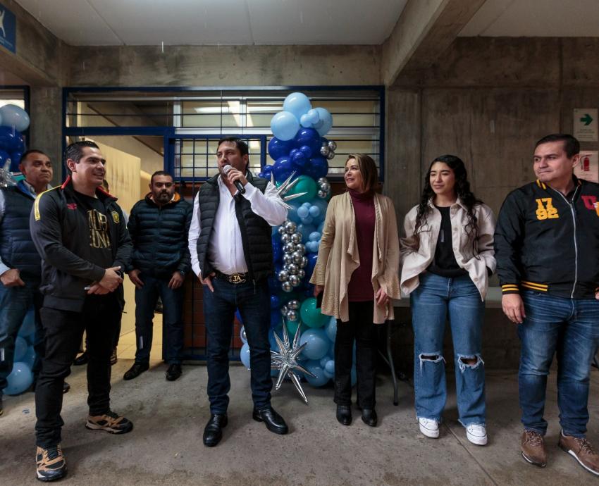 Sorprende la presencia del cantante de regional mexicano Julión Álvarez en la Preparatoria de Santa Anita