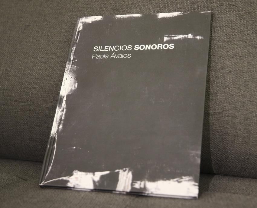 Presentan el catálogo de la exposición “Silencios sonoros”, de Paola Ávalos