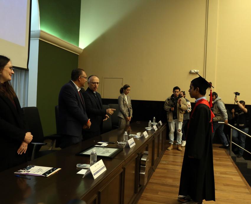 Ian González Santos recibe su título universitario; es el egresado más joven en la historia de la UdeG