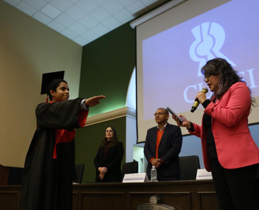 Ian González Santos recibe su título universitario; es el egresado más joven en la historia de la UdeG
