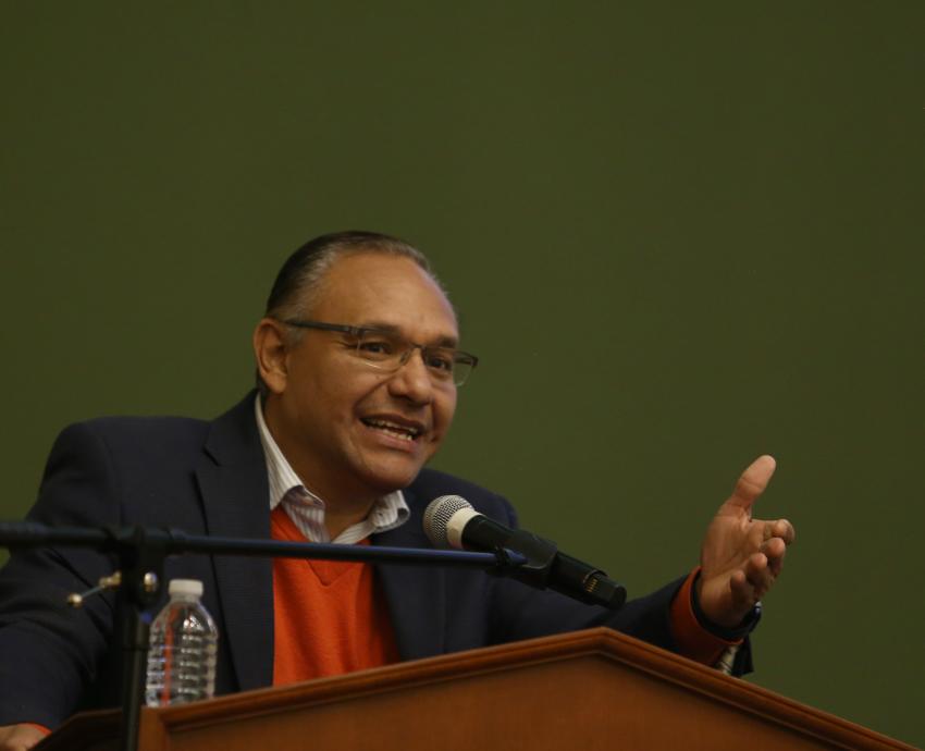 Ian González Santos recibe su título universitario; es el egresado más joven en la historia de la UdeG