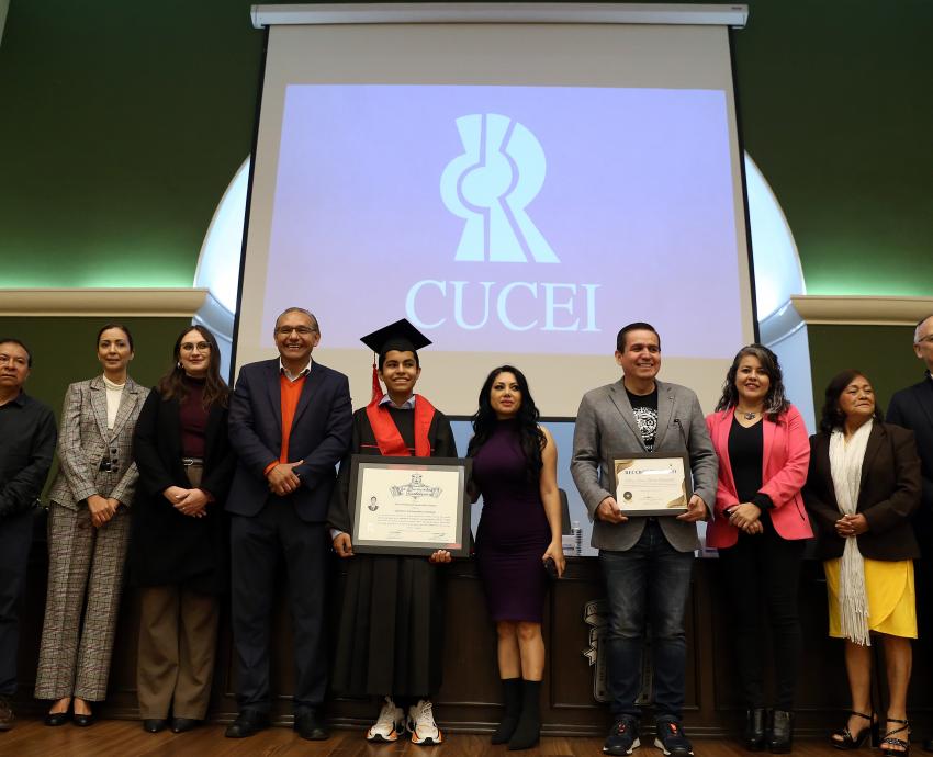 Ian González Santos recibe su título universitario; es el egresado más joven en la historia de la UdeG