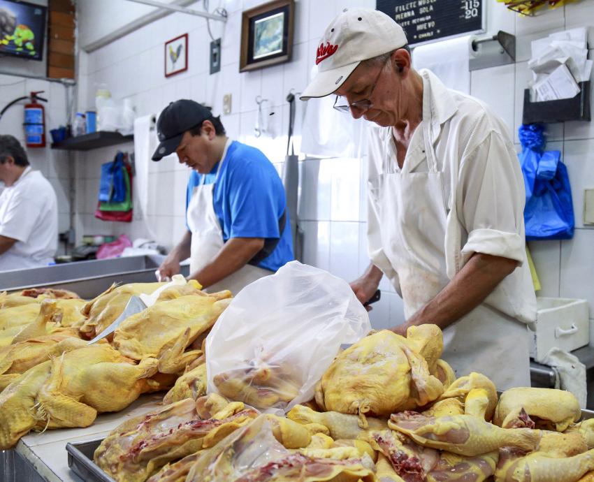 Pese al aumento en 2024, salario mínimo es insuficiente para cubrir canasta básica, aseguran académicos