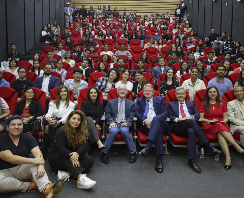 Dialoga Embajador de Canadá en México con comunidad universitaria