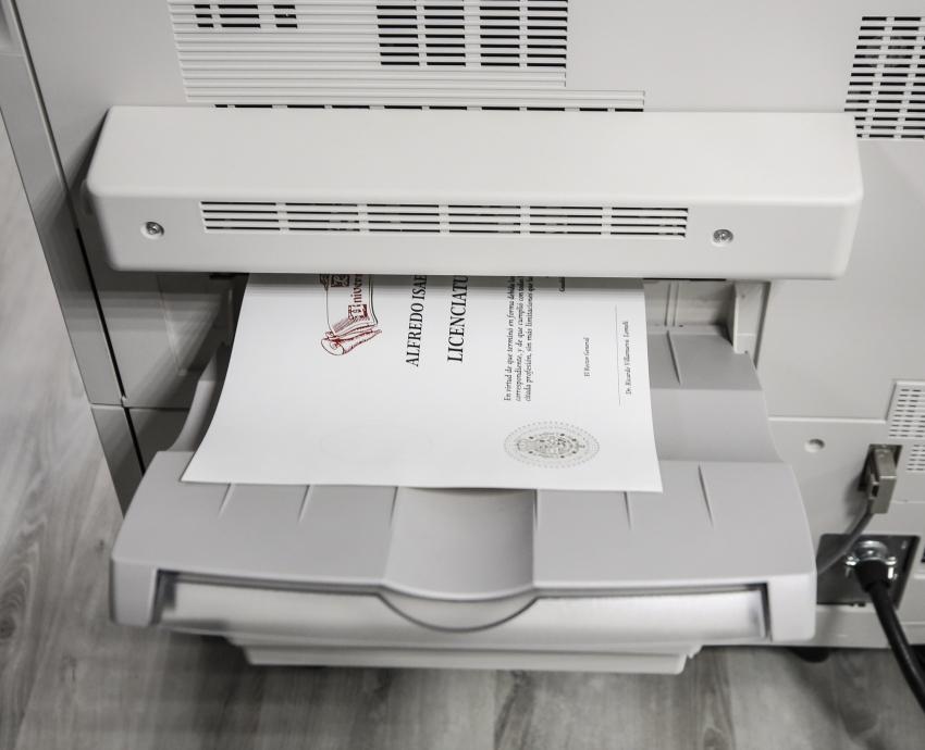 Entregan primeros títulos tramitados con nuevo sistema de titulación en la UdeG
