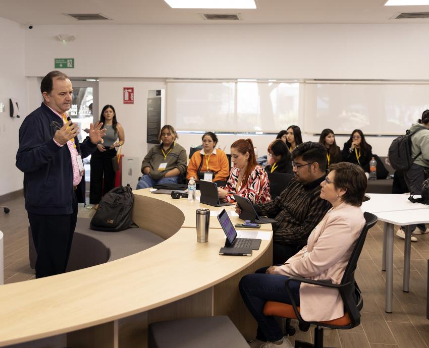 Alumnas del CUAAD desarrollan una app y obtienen el primer lugar en concurso nacional