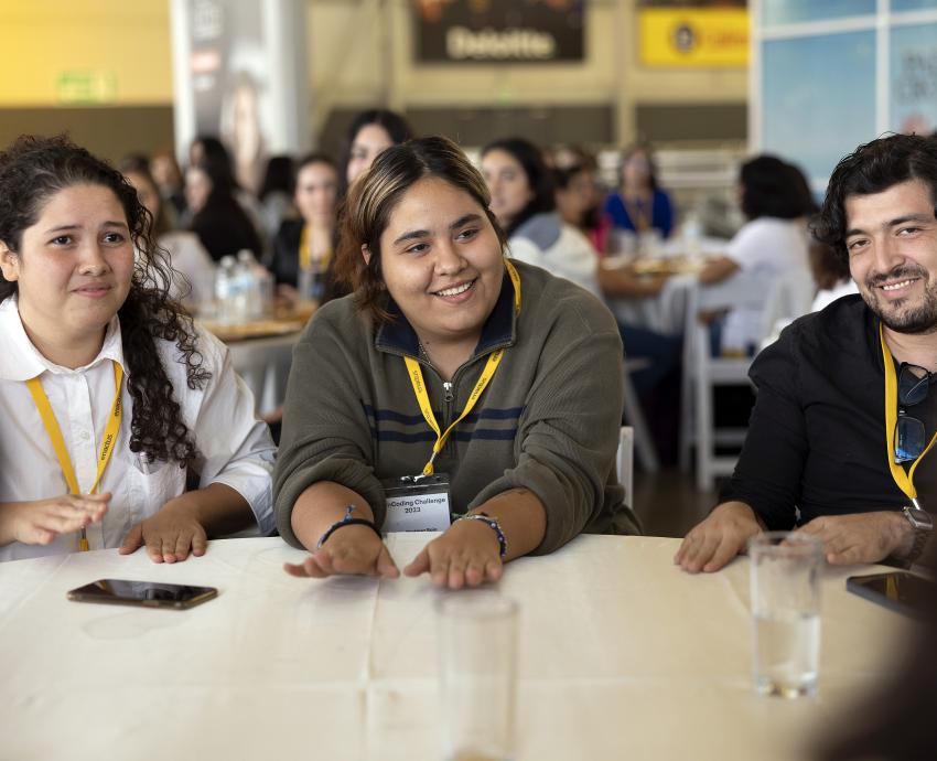 Alumnas del CUAAD desarrollan una app y obtienen el primer lugar en concurso nacional