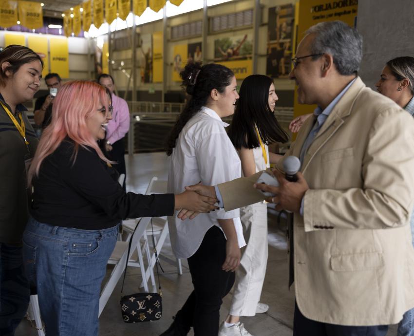 Alumnas del CUAAD desarrollan una app y obtienen el primer lugar en concurso nacional