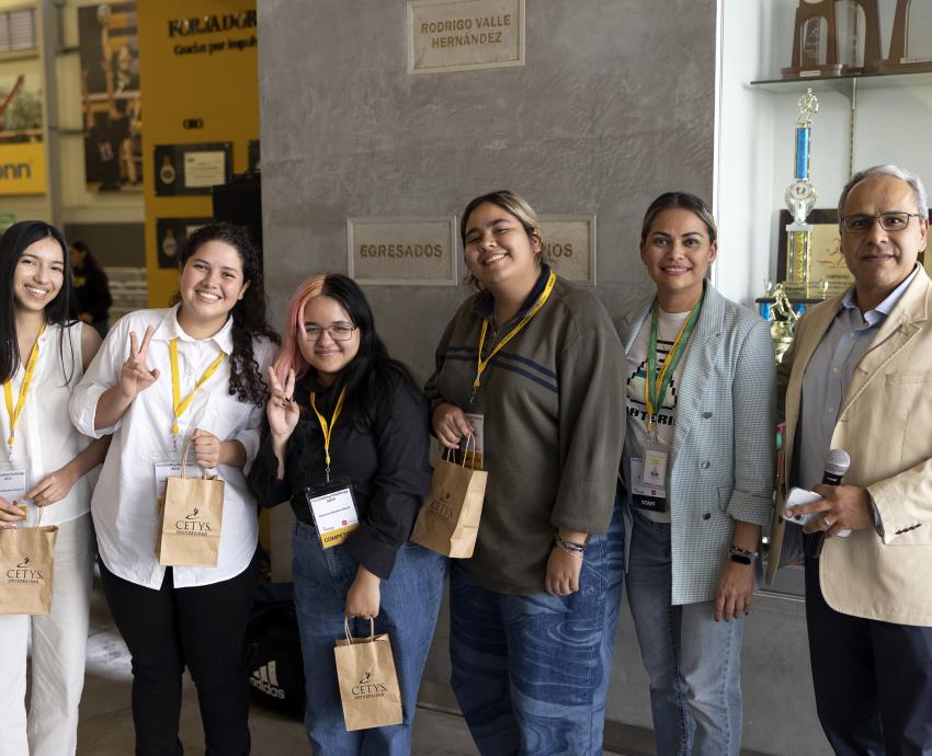 Alumnas del CUAAD desarrollan una app y obtienen el primer lugar en concurso nacional