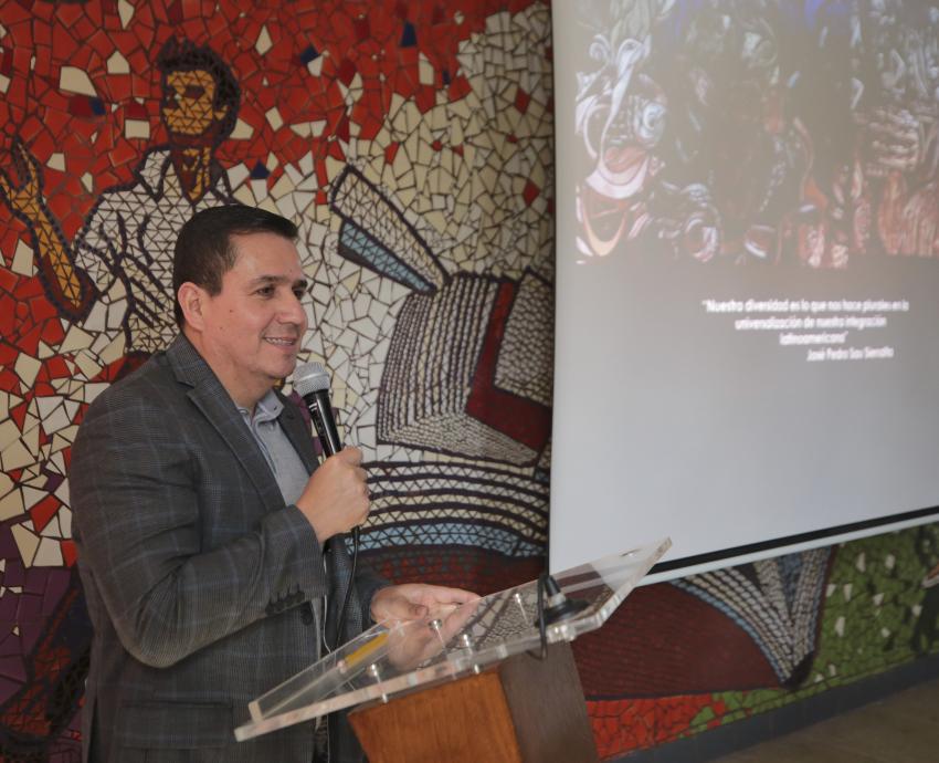 Inauguran en Preparatoria 13 mural de José Pedro Sau Serralta