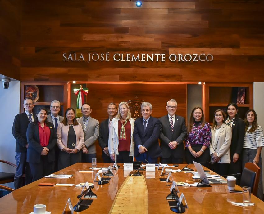 UdeG firma acuerdo con Douglas College