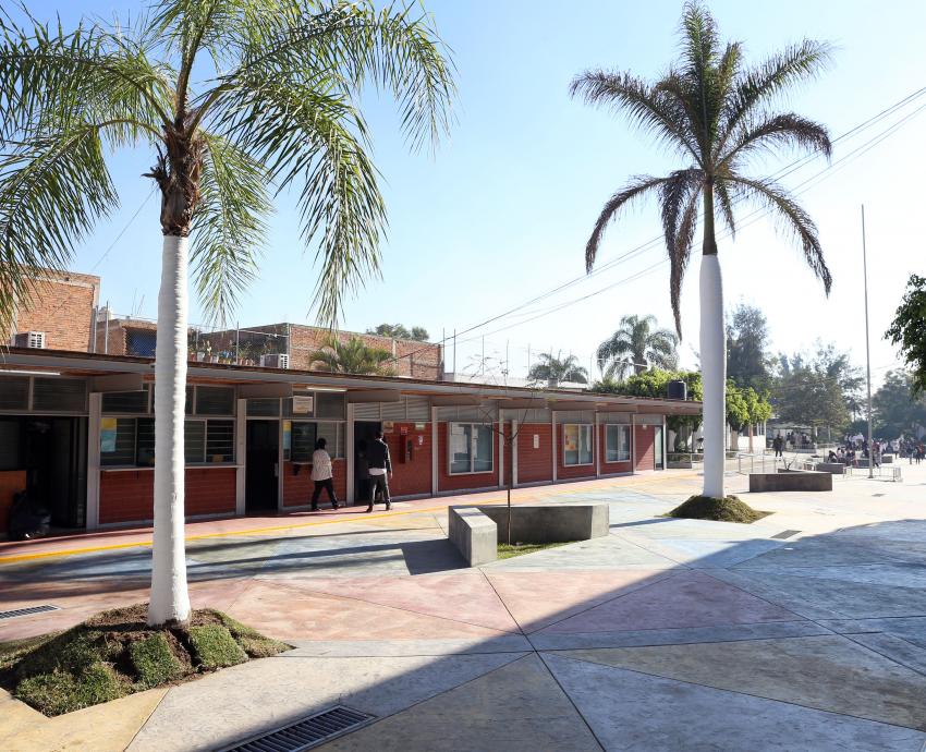 Preparatoria Tonalá Centro recibe escrituras, luego de 35 años de labores
