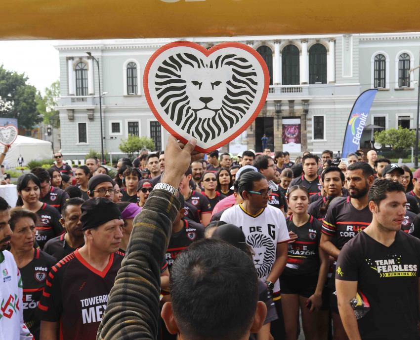 Participan mil 400 personas en primera Carrera Vertical UdeG en edificio de Rectoría