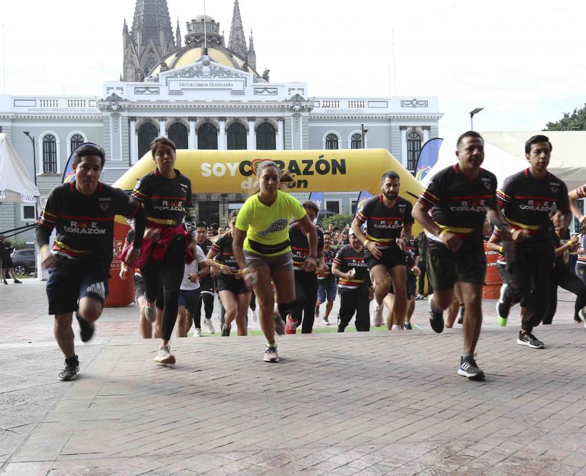 Participan mil 400 personas en primera Carrera Vertical UdeG en edificio de Rectoría