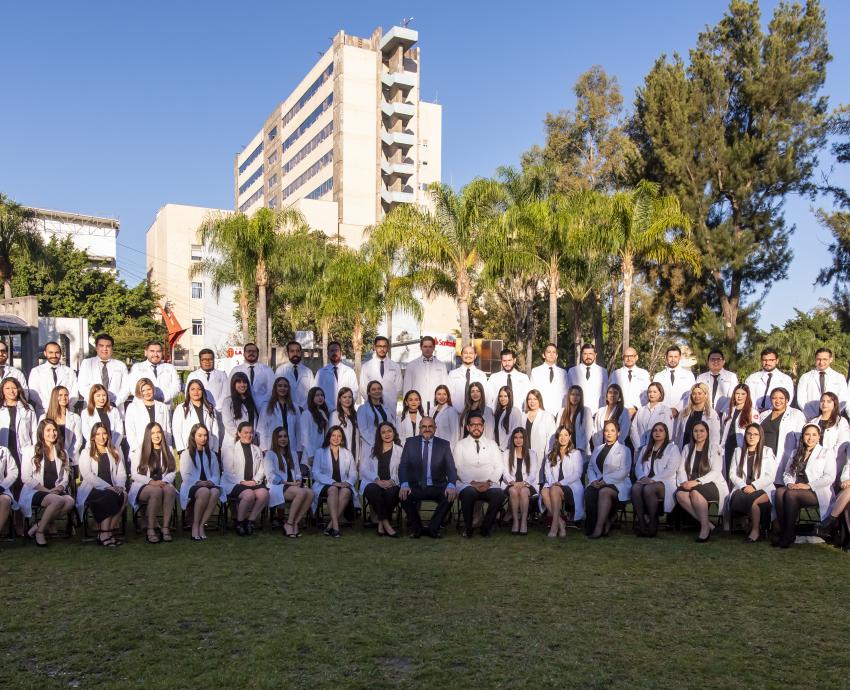 Rector General apadrina a generación de especialistas del Nuevo Hospital Civil 