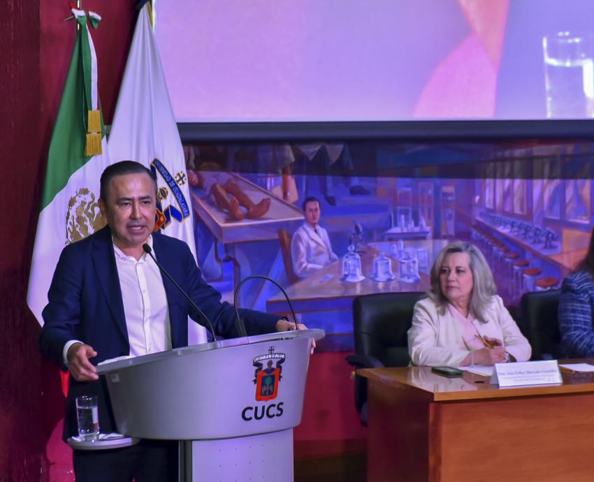 Rector General apadrina a generación de especialistas del Nuevo Hospital Civil 