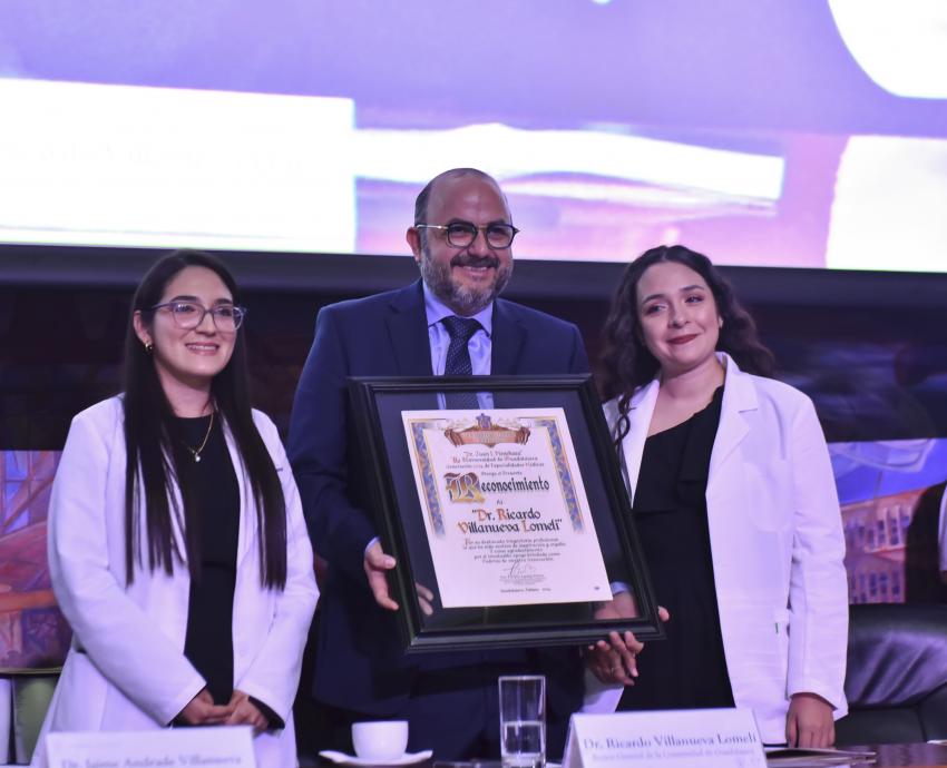 Rector General apadrina a generación de especialistas del Nuevo Hospital Civil 