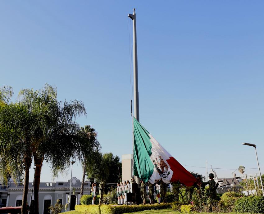 Conmemora UdeG 84 años del Día de la Bandera