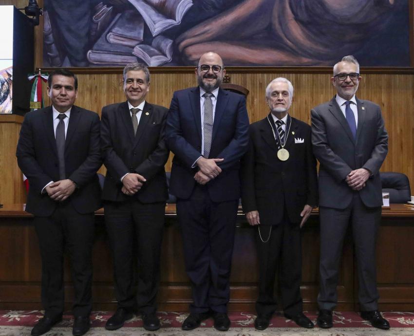 Distinguen a José Manuel Jurado Parres como Maestro Emérito de la UdeG