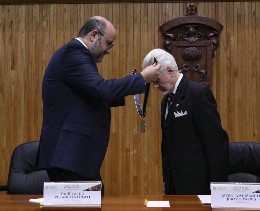Distinguen a José Manuel Jurado Parres como Maestro Emérito de la UdeG
