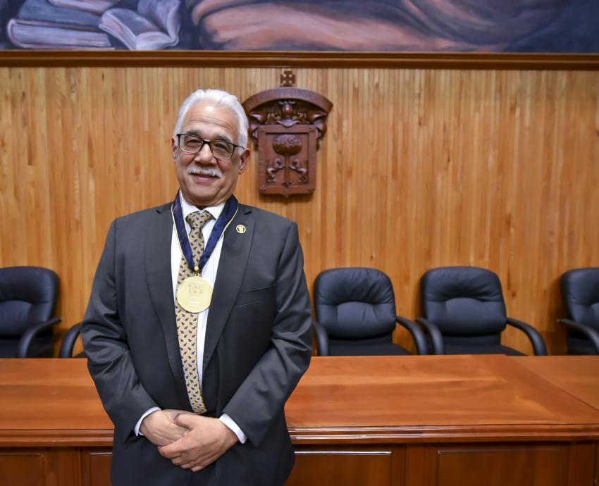 Reconocen al doctor Eduardo Santana como Maestro Emérito de la UdeG