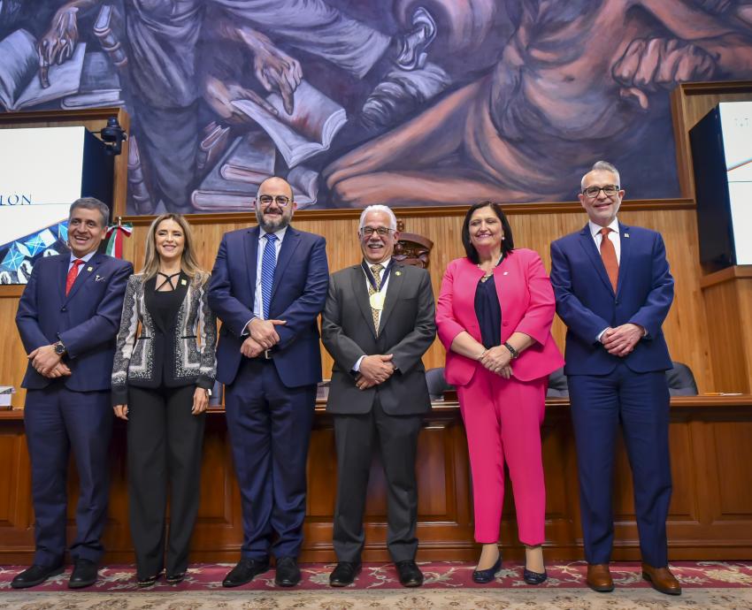 Reconocen al doctor Eduardo Santana como Maestro Emérito de la UdeG