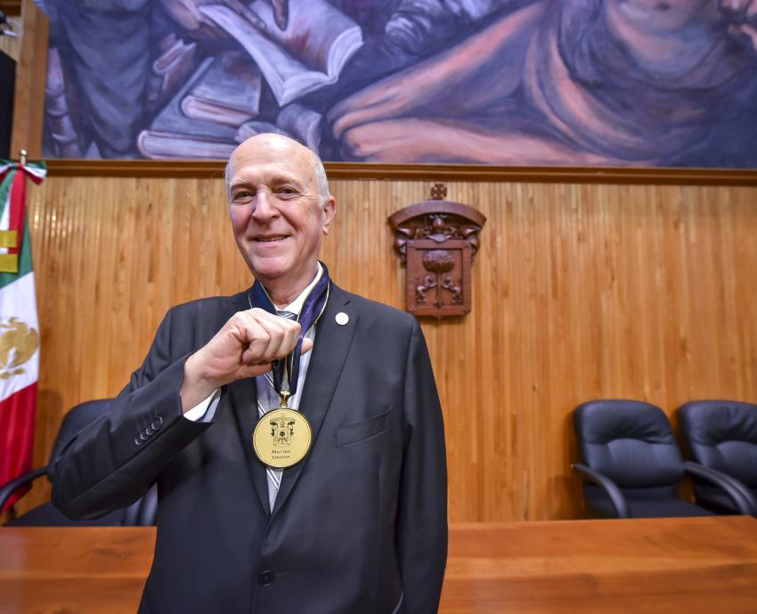 Honran al doctor Miguel Ángel Navarro como Maestro Emérito de la UdeG