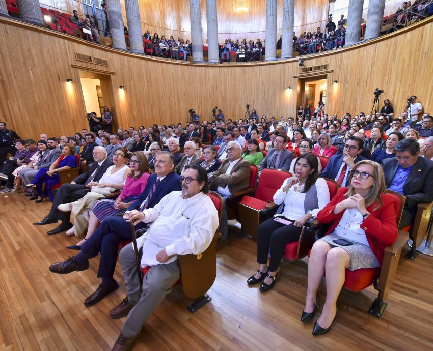 Honran al doctor Miguel Ángel Navarro como Maestro Emérito de la UdeG
