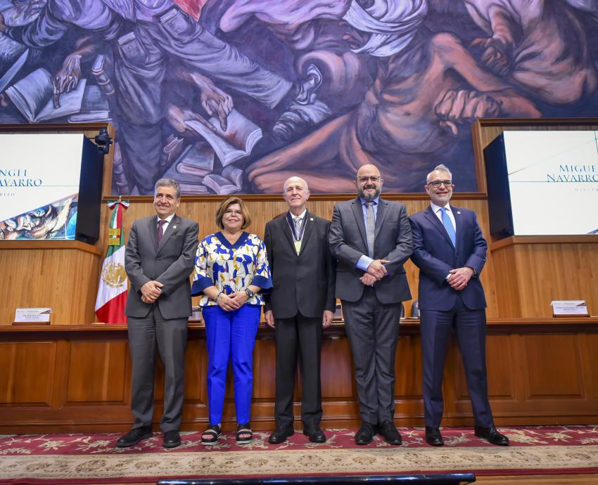 Honran al doctor Miguel Ángel Navarro como Maestro Emérito de la UdeG