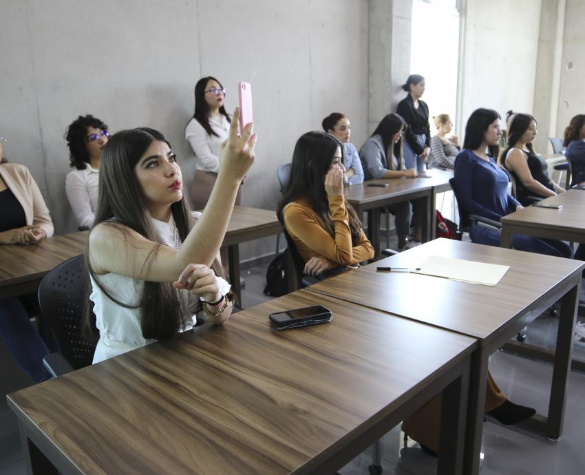Inicia en CUTonalá el programa English busines para estudiantes emprendedoras 