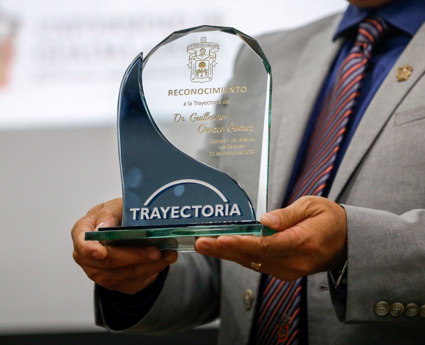 UdeG reconoce trayectoria académica del doctor Guillermo Orozco Gómez