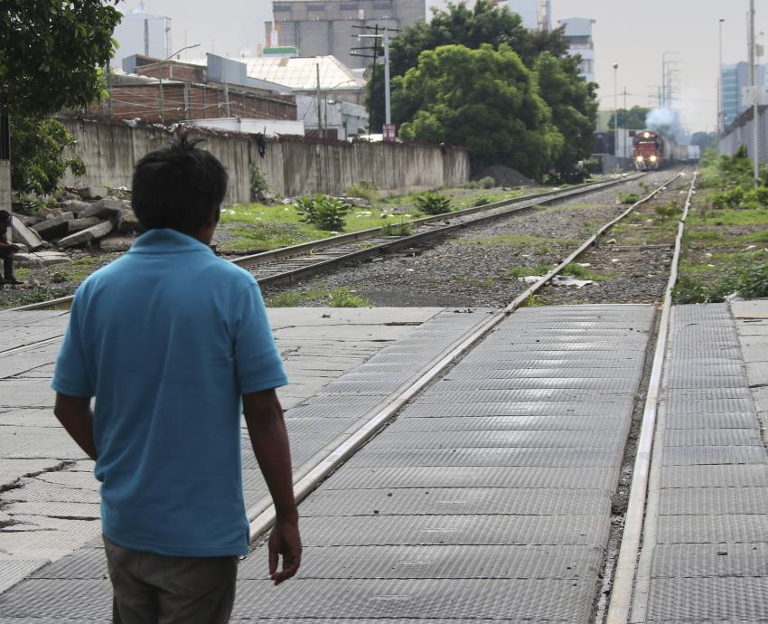 Persisten barreras institucionales para brindar derechos sociales a migrantes en AMG