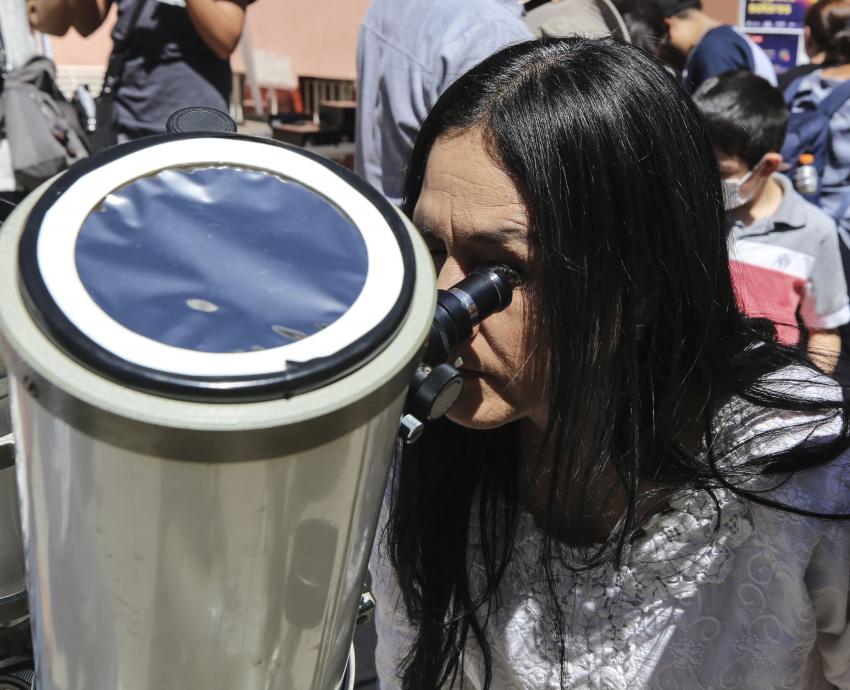 Disfrutan más de cuatro mil personas eclipse solar en el Instituto de Astronomía y Meteorología