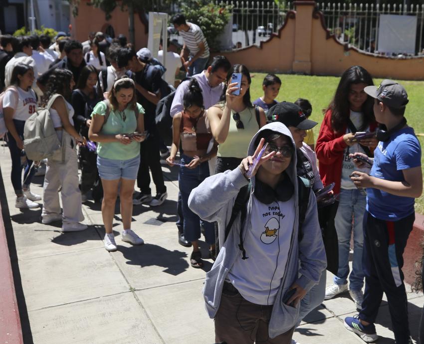 Disfrutan más de cuatro mil personas eclipse solar en el Instituto de Astronomía y Meteorología